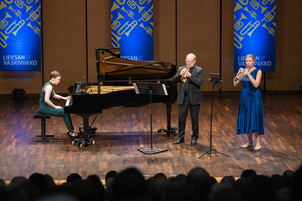 Outi Nissi (vas.) säesti Jouko Harjanteen ja Mary Elizabeth Bowdenin tulkinnan Concerto Classicosta Mestarien illassa.