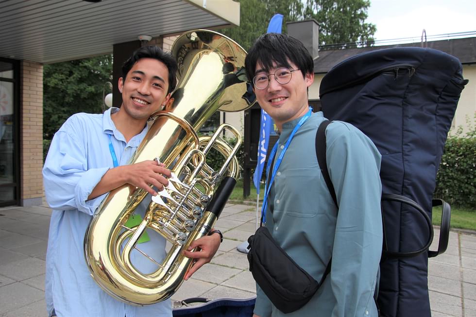 Yuri Kobayashi (vas.) ja Yuta Yamasaki saapuivat rennolla meiningillä tuubakisan kilpailuinfoon torstaiaamuna.