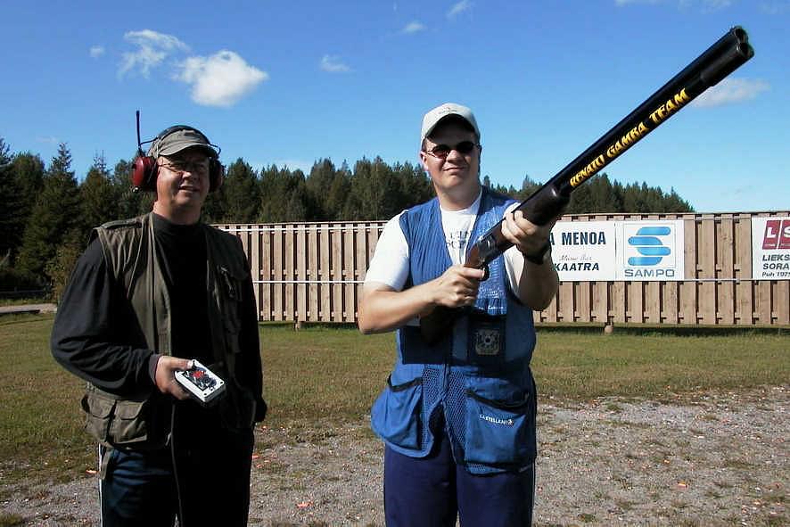 Timo Laitinen (oik.) valmistautui vuonna 2000 Sydneyn olympialaisiin valmentajansa Mauri Turusen kanssa Lieksan Tainiovaaran ampumaurheilukeskuksessa.