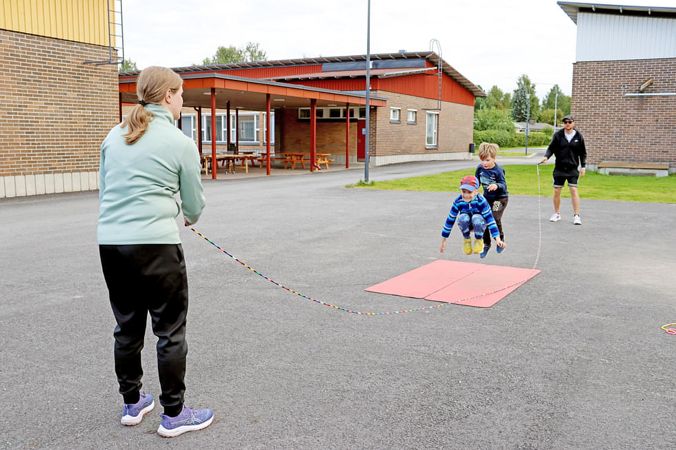 Jasper Nevalainen (edessä) ja Leevi Tarvainen kokeilivat hyppimistä yhdeksän metriä pitkällä narulla. Anna Rautarae ja Olli Toivola pyörittivät.