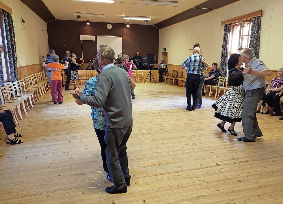 Kuvassa Ukkolan kylätalon tanssit heinäkuussa.