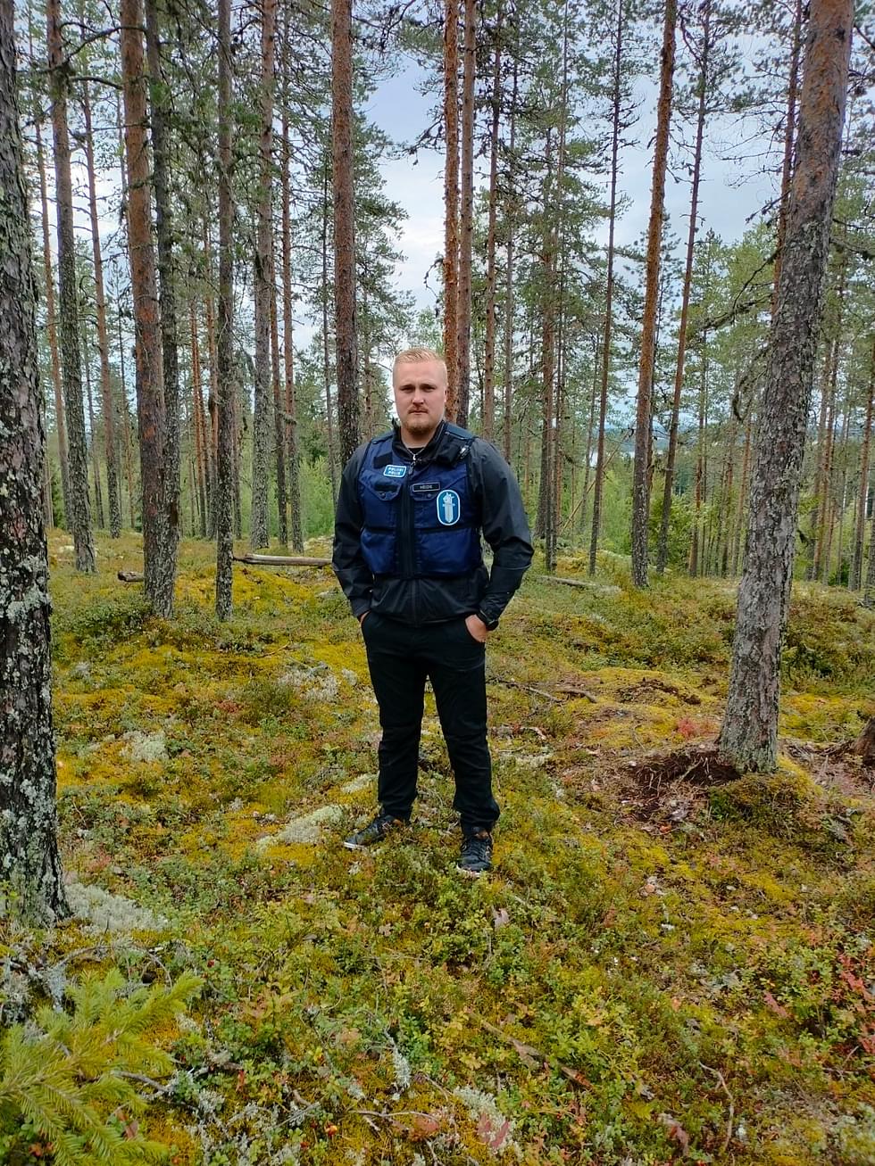Metsä on 26-vuotiaalle Julius Heidelle tuttu paikka hänen tutkiessa luonnonvararikoksia.