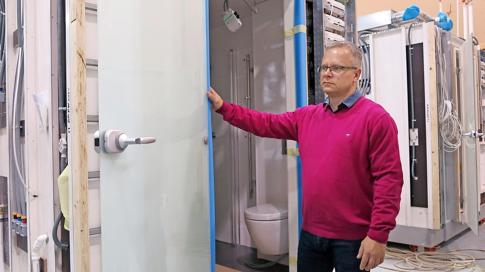 Toimitusjohtaja Vaido Palmik esitteli kylpyhuonetuotantoa Lieksassa vuonna 2018.