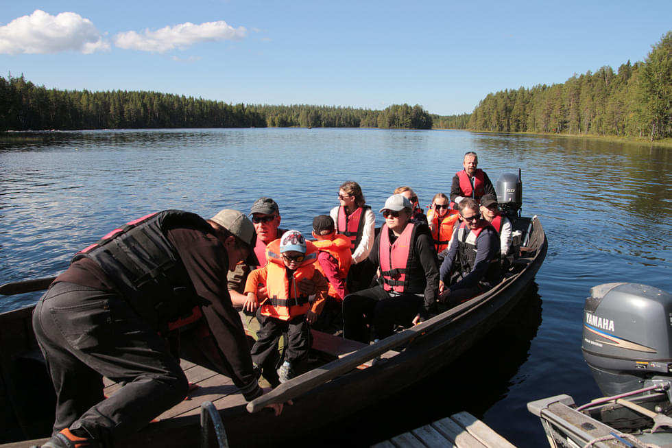 Antti Laaninen kipparoi koskivenettä, jolla pääsi ihastelemaan Ruunaan maisemia vesiltä käsin.