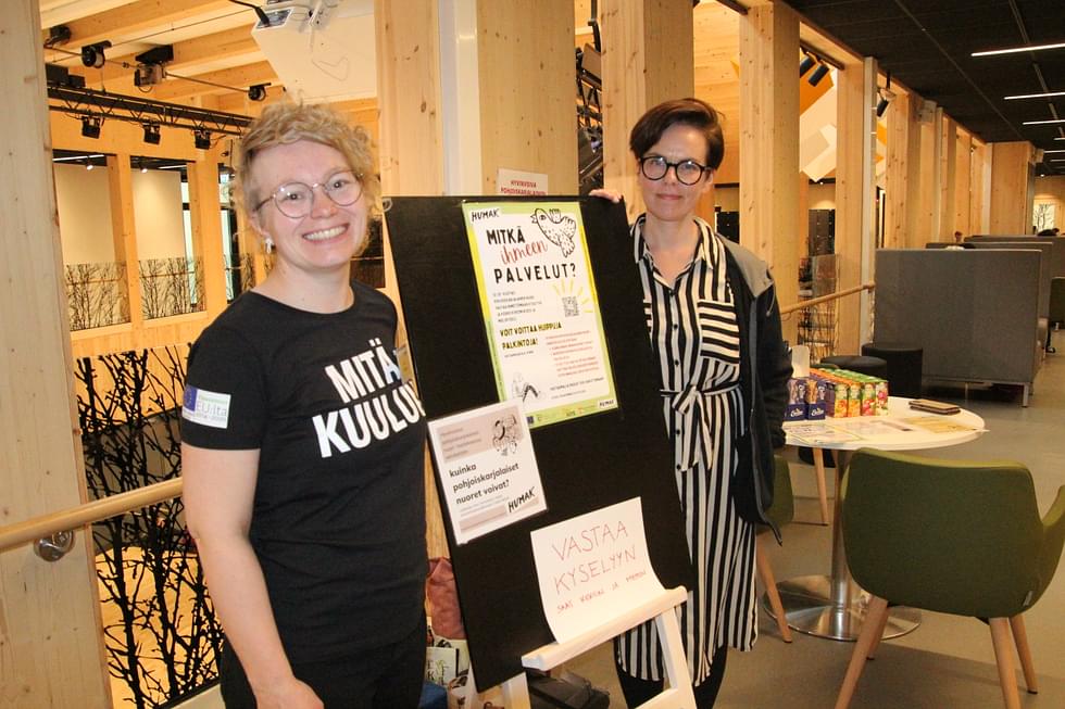 Aino Tormulainen (vas.) ja asiantuntija Henna Middeke toivovat nuorten osallistuvan sähköiseen kyselyyn hyvinvointipalveluiden saatavuudesta.