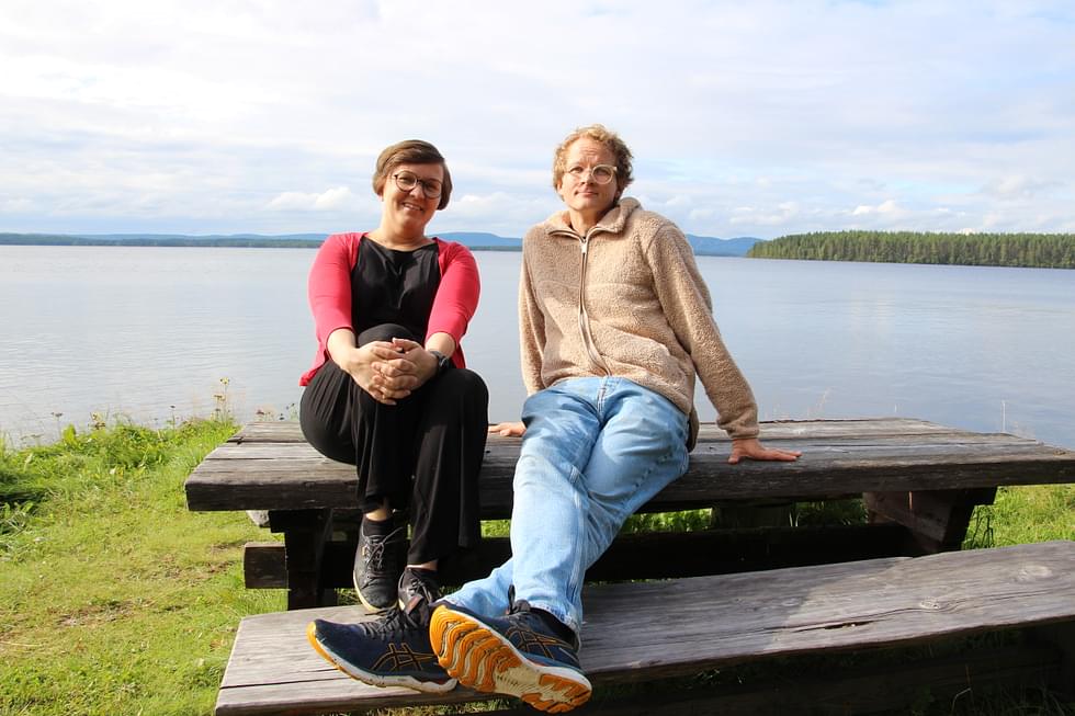 Anna Mustonen ja Antto Luhtavaara toteavat, että Lieksassa eletään sopusoinnussa luonnon kanssa.