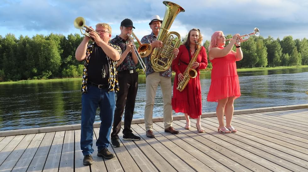 Night Train Brass -kvintetissä soittavat kapteeni Jouni Arposen (vas.) lisäksi Jarno Korpinen, Harry Oinonen, Annika Ullgrén ja Anette Ahvenainen.