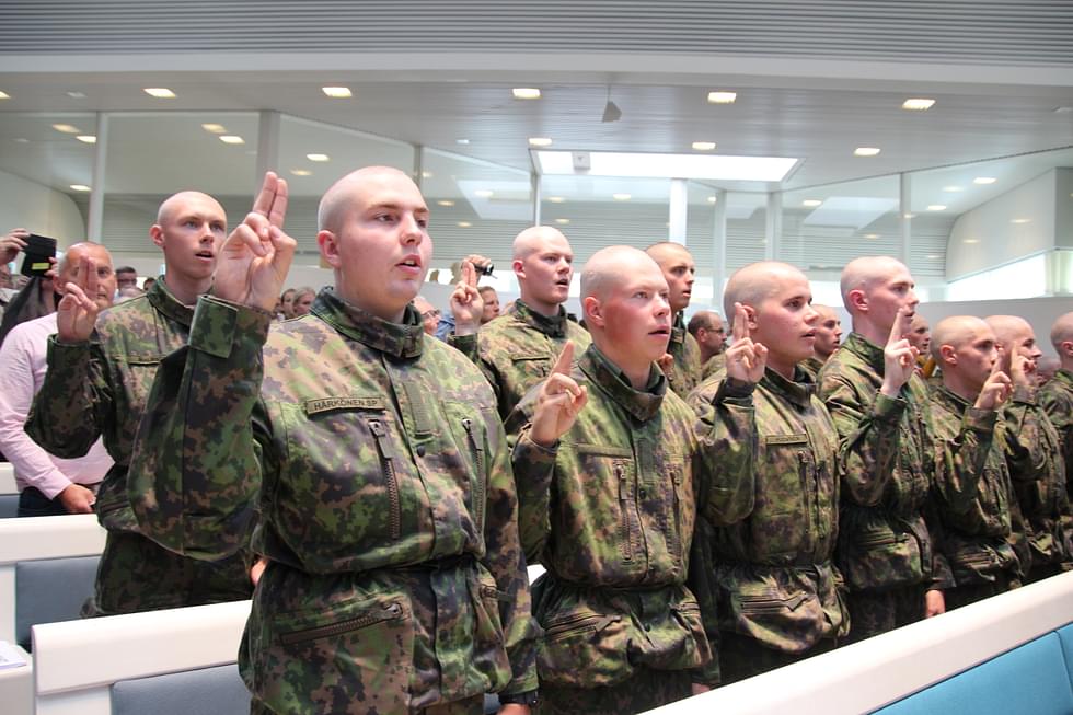 Yhteensä 136 Pohjois-Karjalan rajajääkärikomppanian alokasta vannoi sotilasvalan Lieksan kirkossa lauantaina.