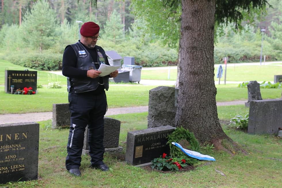 Seppo Olkkola piti esitelmän Mannerheim-ristin ritari kapteeni Jorma Hämäläisen haudalla.