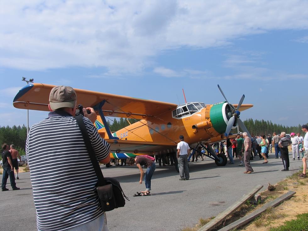 Vuonna 2006 Viekin lentokentällä järjestettiin lentonäytös, jonka vetonaulana oli maailman suurin yksimoottorinen lentokone Antonov An-2.
