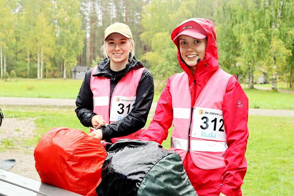 Julia Sinivuorelle (vas.) ja Katri Ylä-Soininmäelle kilpailu on tilaisuus haastaa ja ylittää itsensä.