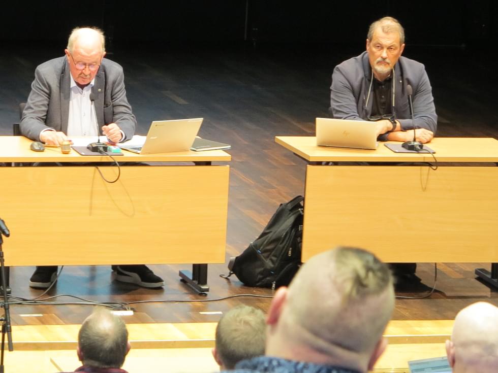 Arto Sihvonen (oik.) osallistui maanantaina ensimmäisen kerran kaupunginvaltuuston kokoukseen vt. kaupunginjohtajan ominaisuudessa. Vasemmalla valtuuston puheenjohtaja Matti Taponen (sd.).