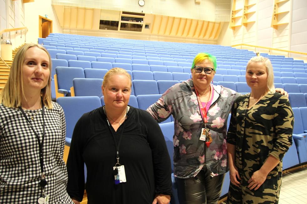 Tiina Pakarinen (vas.), Katja Pippuri, Tuula Rantala ja varhaiskasvatuksen opettaja Henna Purmonen esittelivät sotealan töitä ja työpaikkoja Brahe-salissa torstaina.