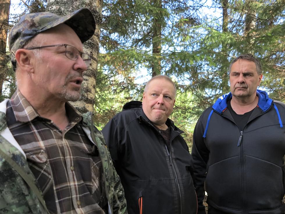 Asko Kettunen (vas.), Seppo Raassina ja Heikki Nevalainen iloitsevat maa- ja metsätalousministeriön myönteisestä hankeavustuspäätöksestä.