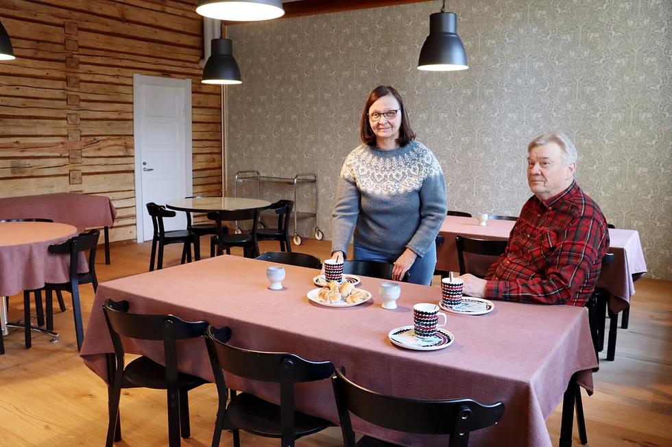 Kaisa ja Reino Kettunen ovat luoneet entisiin luokkahuoneisiin uuden, mutta vanhaa kunnioittavan ilmeen. Salissa on tilaa yli sadalle hengelle.