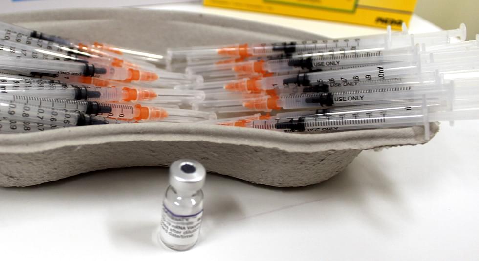 Influenssa- ja koronarokotteeseen oikeutetut voivat halutessaan saada molemmat rokotteet samalla kertaa.