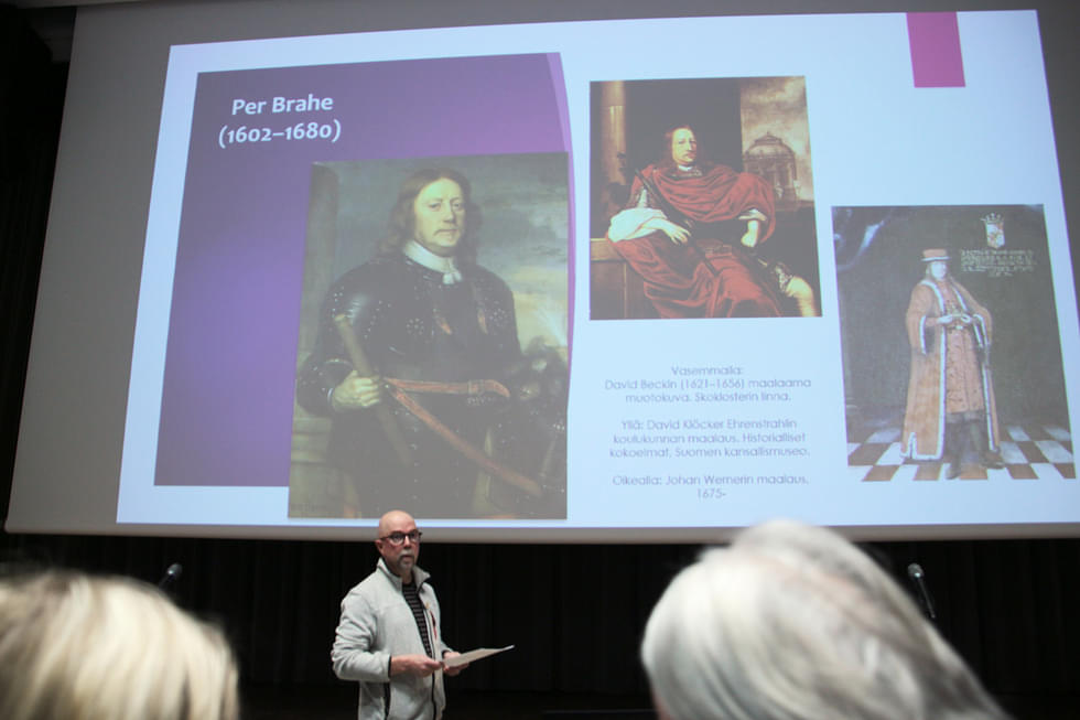 Jukka Kokkonen kertoi yleisöluennossaan, että Per Brahe kuului vallankäytön keskeisimpään eliittiin ja oli läänitystensä ansiosta Ruotsin suurin maanomistaja.