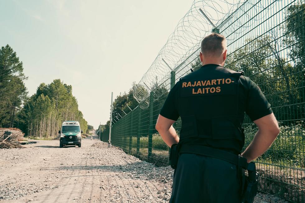 Itärajan esteaita on kokonaisuus, joka rakentuu aidasta, tiestä ja valvonta-järjestelmästä.