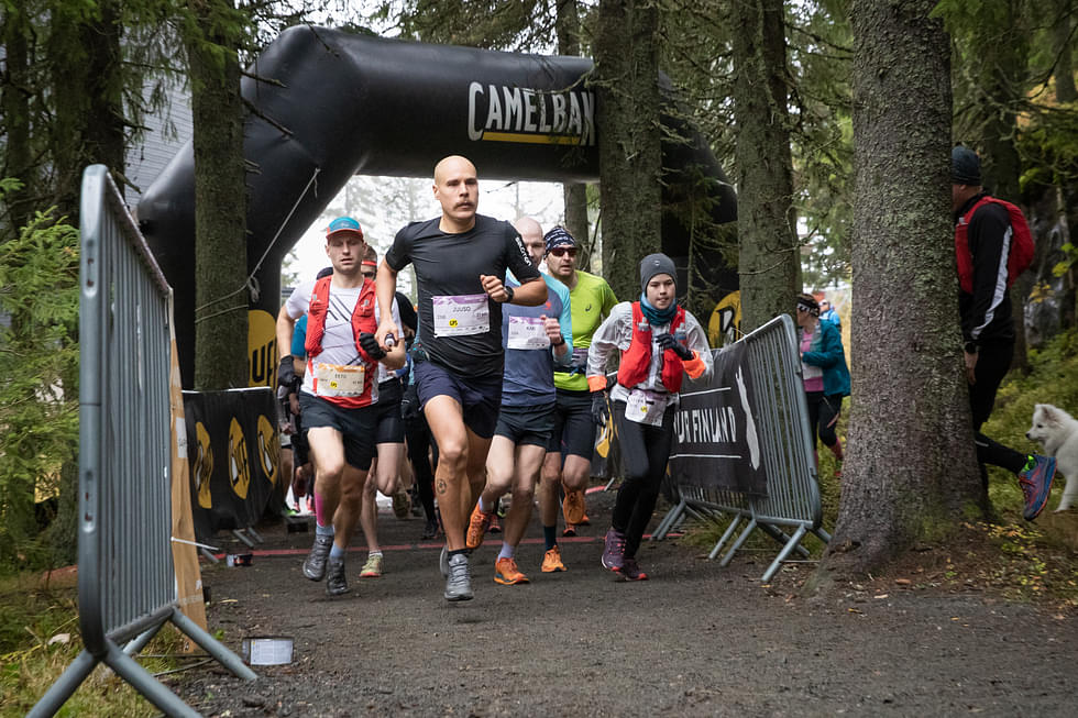 Juoksijoita Vaarojen maratonilla 2022.