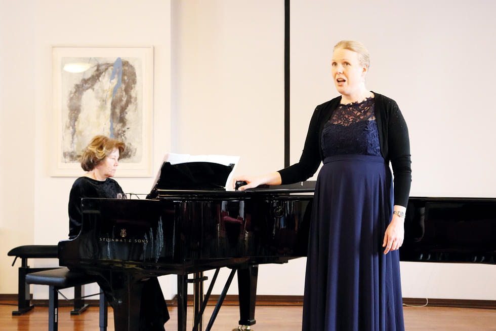 Eva-Christina Pietarinen (oik.) konsertoi Lieksassa viime keväänä.