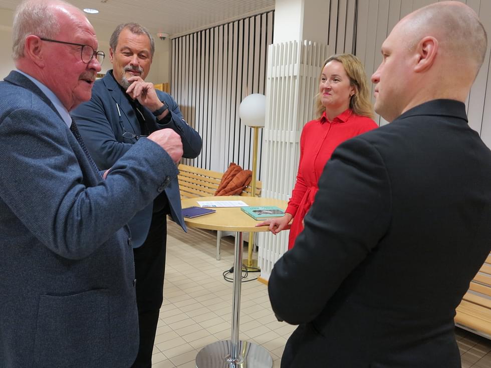 Kaupunginvaltuuston puheenjohtaja Matti Taponen (vas.) keskusteli Arto Sihvosen, Pirre Seppäsen ja Henri Tanskasen kanssa ennen haastattelutilaisuuden alkamista.