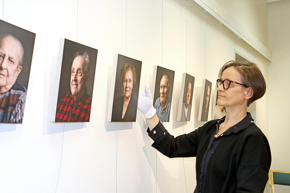 Satu Juvonen haastatteli ja kuvasi näyttelyä varten 36 henkilöä, jotka olivat iältään 78 –100-vuotiaita.