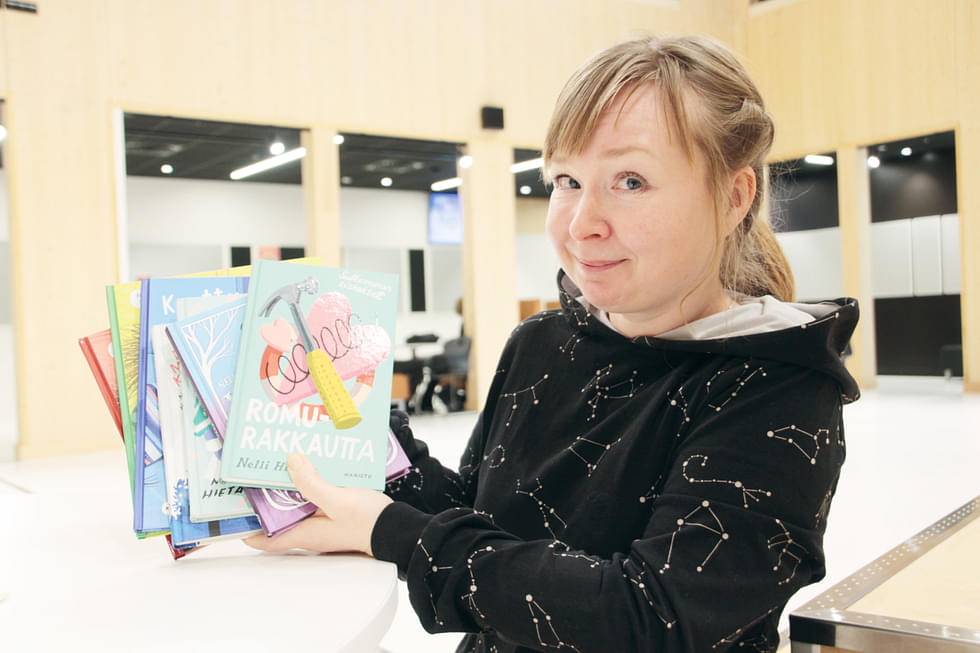 Nelli Hietala on tuottelias kirjailija. Uusin kirja Romurakkautta julkaistiin tänä syksynä.