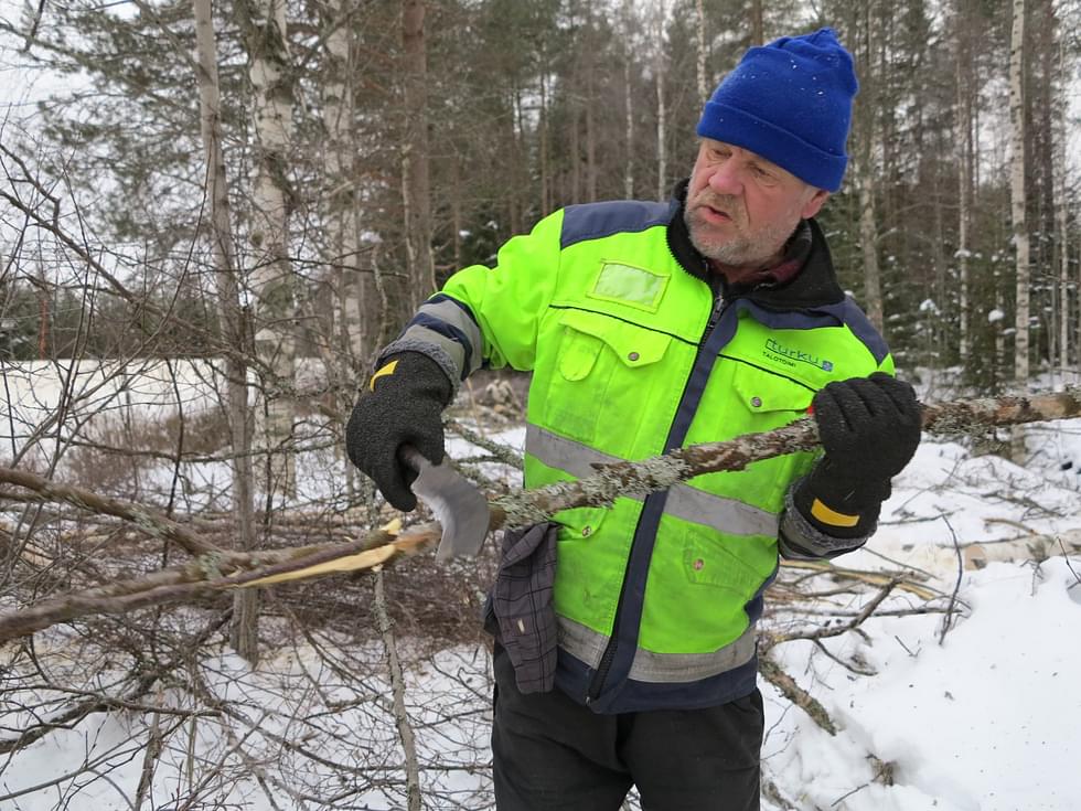 Teuvo Ikonen oli risusavotassa Nurmijärventien varrella perjantaina.