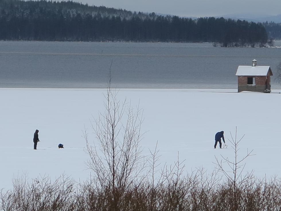 Vedenpinnat olivat edelleen korkealla lokakuussa. Kuvassa Pielisen Kevätlahti.