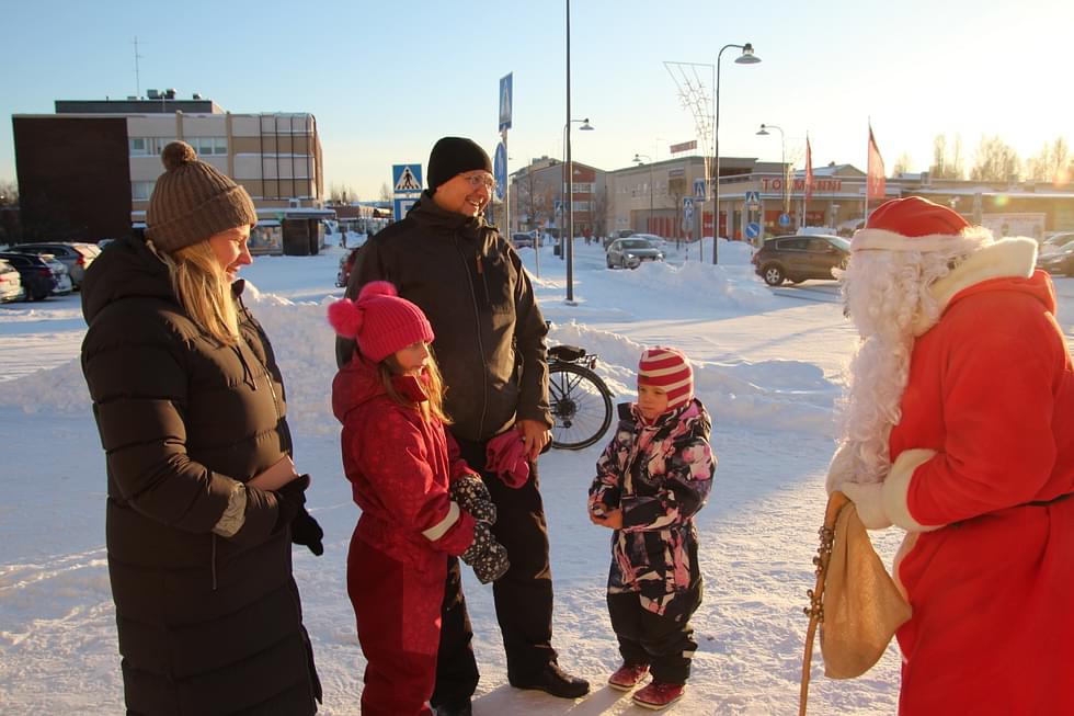 Katja (vas.), Selma, Ville ja Saimi Nevalainen kävivät tervehtimässä joulupukkia Pielisentiellä lauantaina.