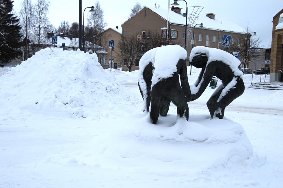 Pielisentiellä ja keskustan alueella riittää lumikinoksia. Kaupan kaivolla -patsas on sekin lumen peitossa.