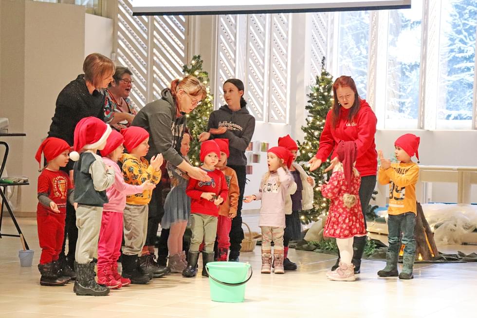 Partalanmäen päiväkodin Peukaloiset ja Pillipiiparit lauloivat ja leikkivät Tonttujen jouluyön.
