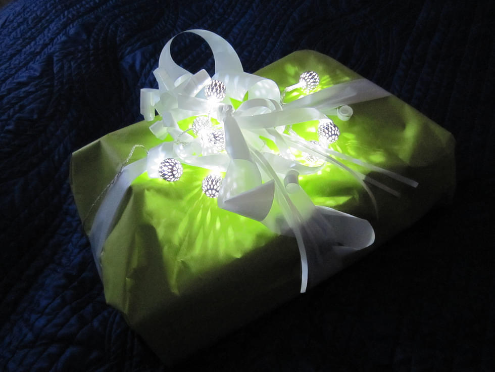 Vuonna 2012 kerrottiin Älynvälläyksessä muun muassa lahjapakettien koristeluniksi. Siinä paketti koristeltiin paristokäyttöisellä led-valosarjalla.