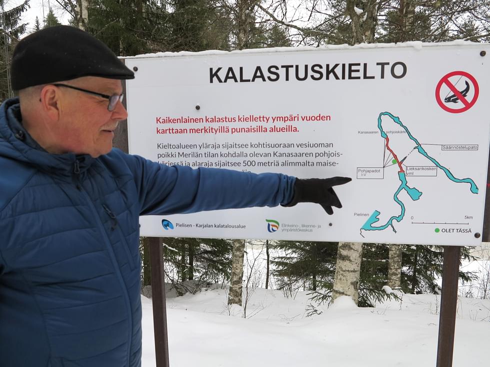 Lieksanjoella on kalastusrajoituksia, kuten Jukka Turunen näyttää.