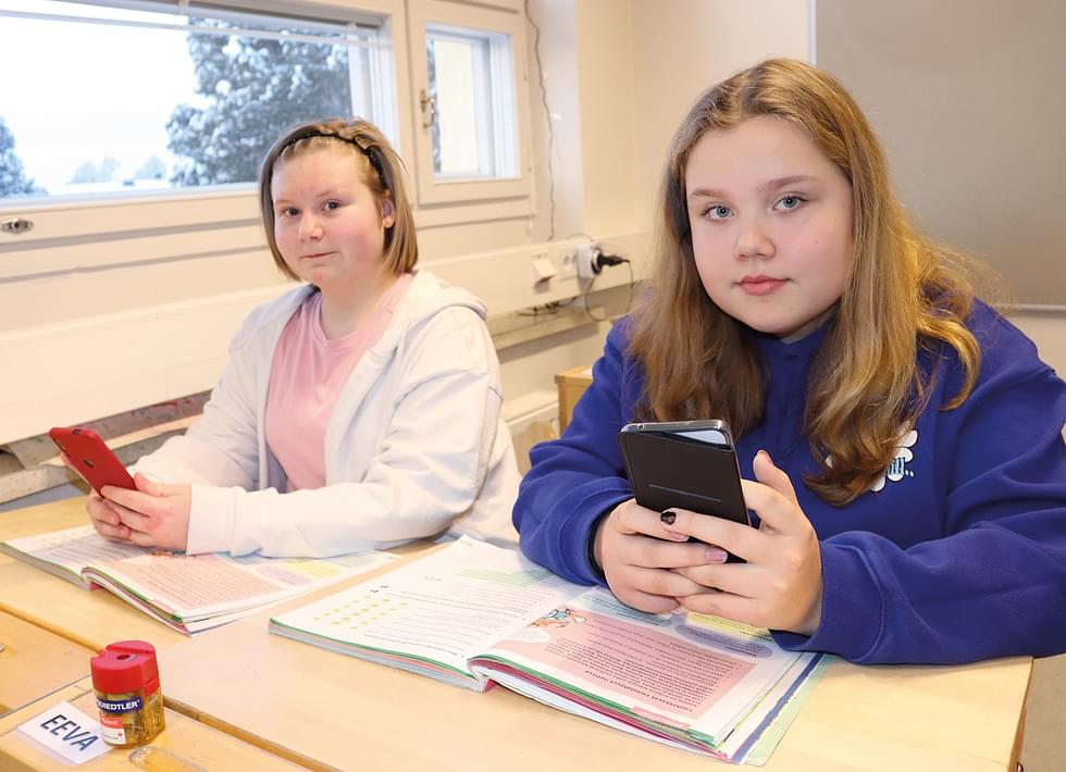 Susa Savinainen (vas.) ja Eeva Vartiainen käyttävät koulutehtävien tekemisessä mieluummin omia puhelimia kuin koulun älylaitteita.