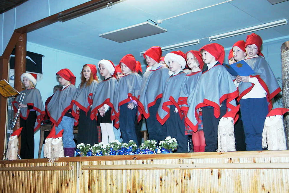 Vuonna 2006 lakkautetun Vuonislahden kyläkoulun oppilaat esiintyivät joulujuhlassa vuonna 2002.