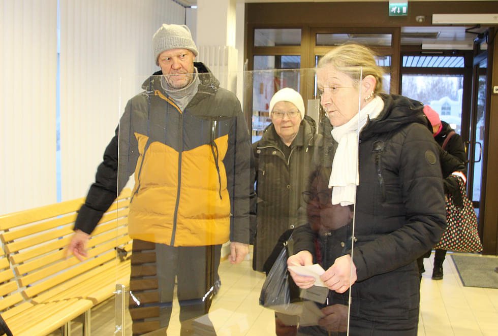 Jukka Puumalainen ja Riitta Purola (oik.) kävivät äänestämässä heti, kun ennakkoäänestys alkoi.