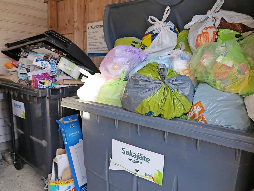 Jätekukko pyytää säilyttämään jätteitä kotona normaalia pidempään, jos kiinteistön jäteastiat ovat täynnä.