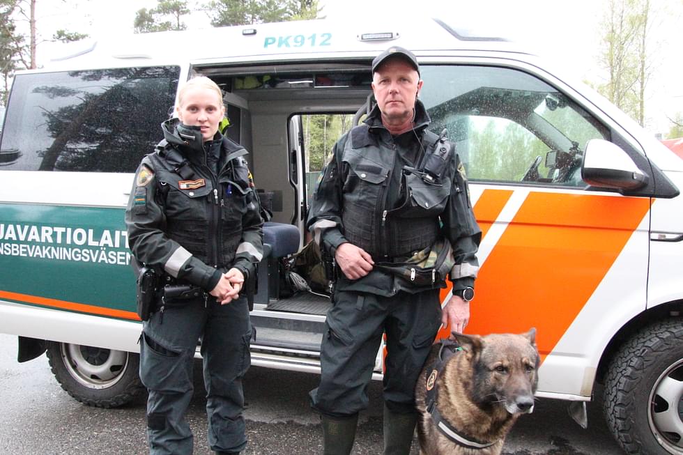 Nuorempi rajavartija Mira Mononen, vanhempi rajavartija Petteri Lukkarinen ja Edi työskentelevät Pohjois-Karjalan rajavartioston Lieksan rajavartioasemalla.