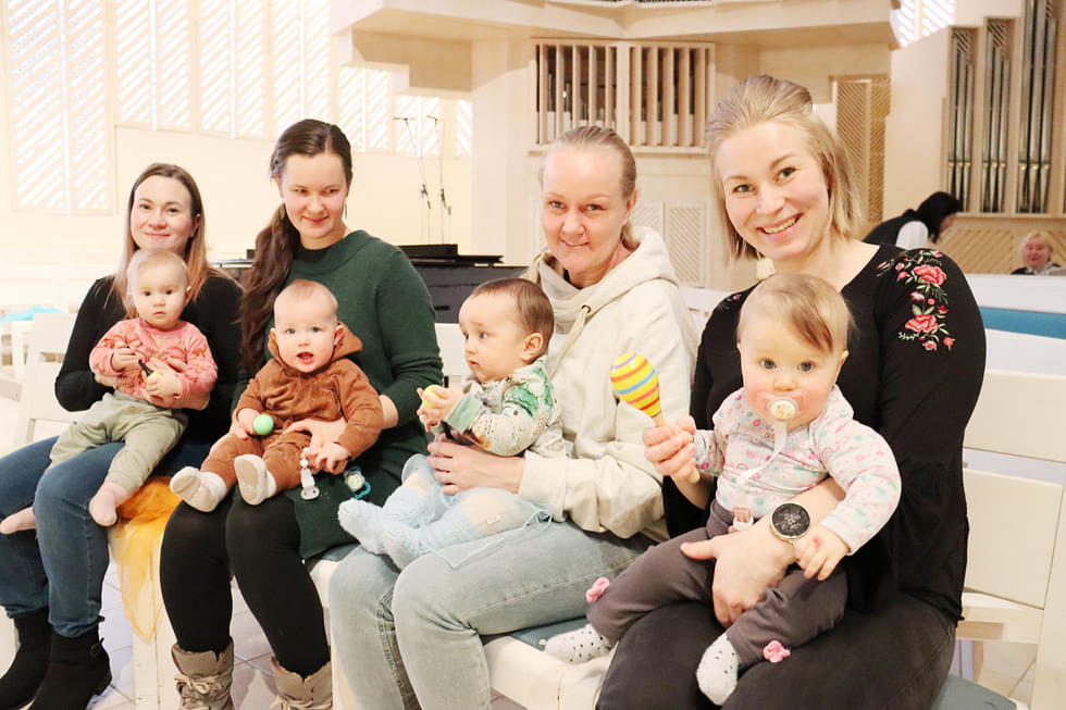 Elsa Ullgren ja Annika Ullgren (vas.), Väinö Tuononen ja Miia Tuononen, Suvi Argho ja Ronan Argho sekä Mirva Tahvanainen ja Enna Kiiskinen osallistuivat vauvakirkkoon viime vuonna.