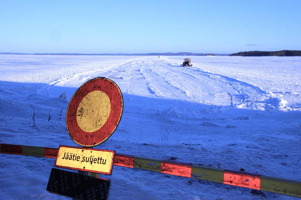 Jäätietä kunnostettiin Kolin Merilänrannan läheisyydessä viime torstaina.