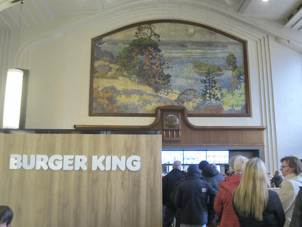 Burger King toimi kulttuurihistoriallisesti arvokkaassa tilassa, jossa on Eero Järnefeltin maalaama Koli-fresko.