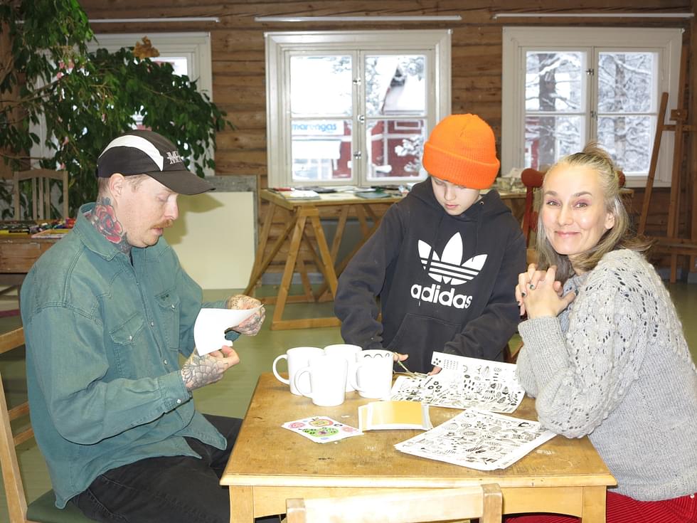 Piia Keto oli viimeinen eli joulukuun residenssitaiteilija yhdessä puolisonsa, tatuointitaiteilija Aleksi Aron ja heidän poikansa Auku Aron kanssa.