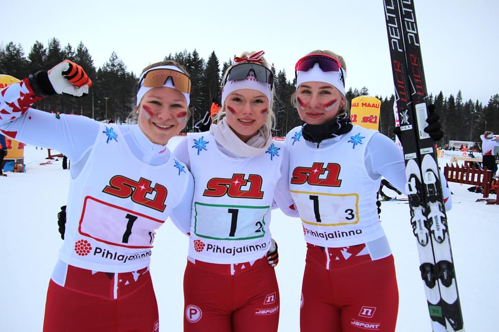 Emilia Helmi (vas.), Linnea Salo ja Hanni Koski juhlivat 18-vuotiaiden naisten SM-viestikultaa.