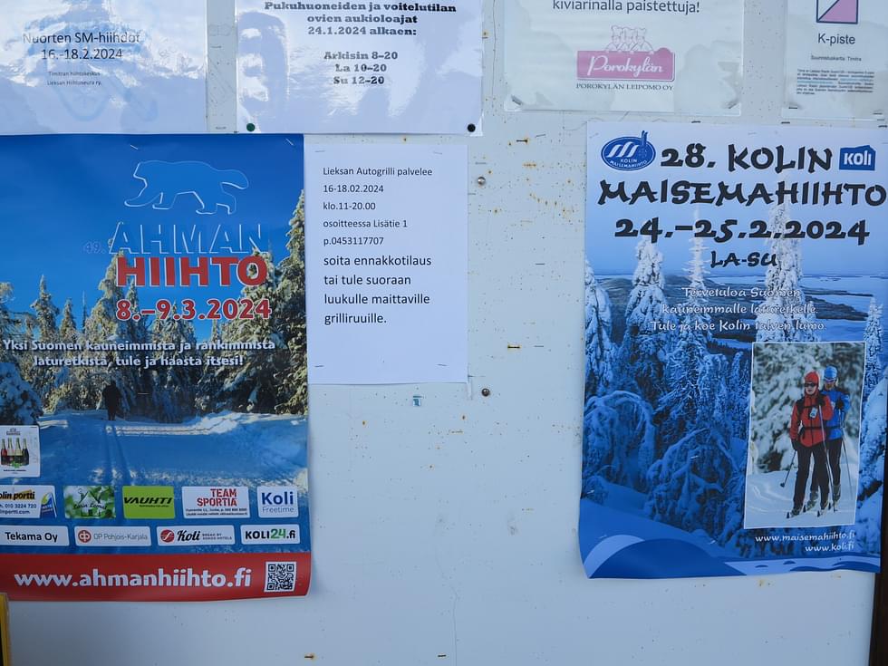 Kolin Maisemahiihdon ja Ahmanhiihdon julisteet ovat vierekkäin Timitran hiihtokeskuksessa.
