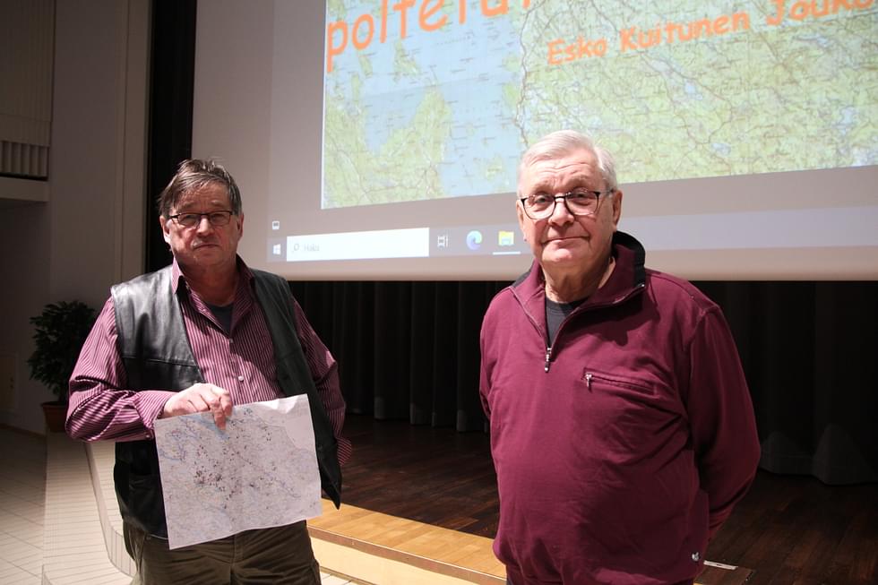 Jouko Martiskainen (vas.) ja Esko Kuitunen esittelivät Raimo Oinosen tekemää karttaa, johon oli merkitty kaikki Hattuvaaran suunnalla poltetut talot.