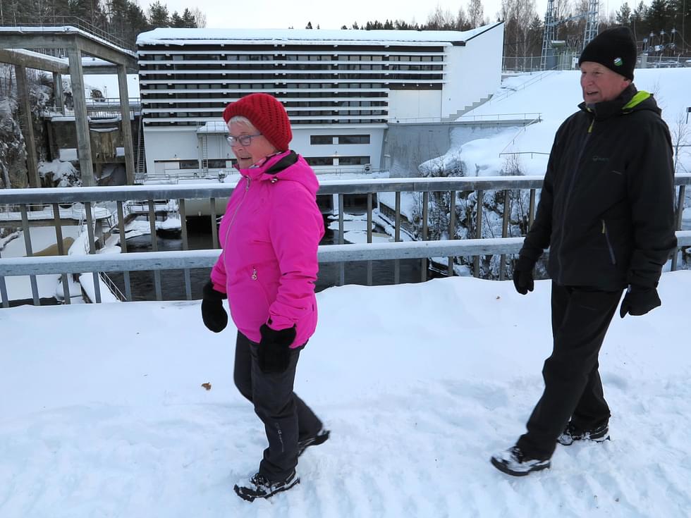 Lieksankosken voimalaitoksen maisemissa lenkkeilevät Ritva Tallus ja Seppo Sahlman tiedostavat, että sen on suunnitellut itse Alvar Aalto.