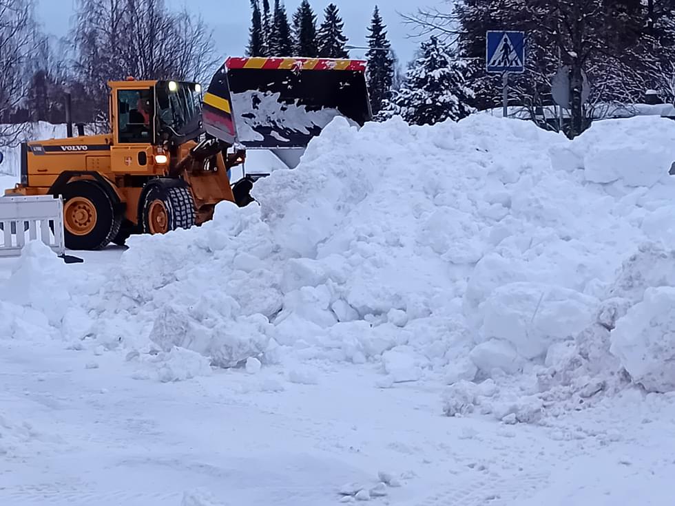 Liikenne oli poikki Pielisentiellä lumitöiden takia maanantainaaamuna.