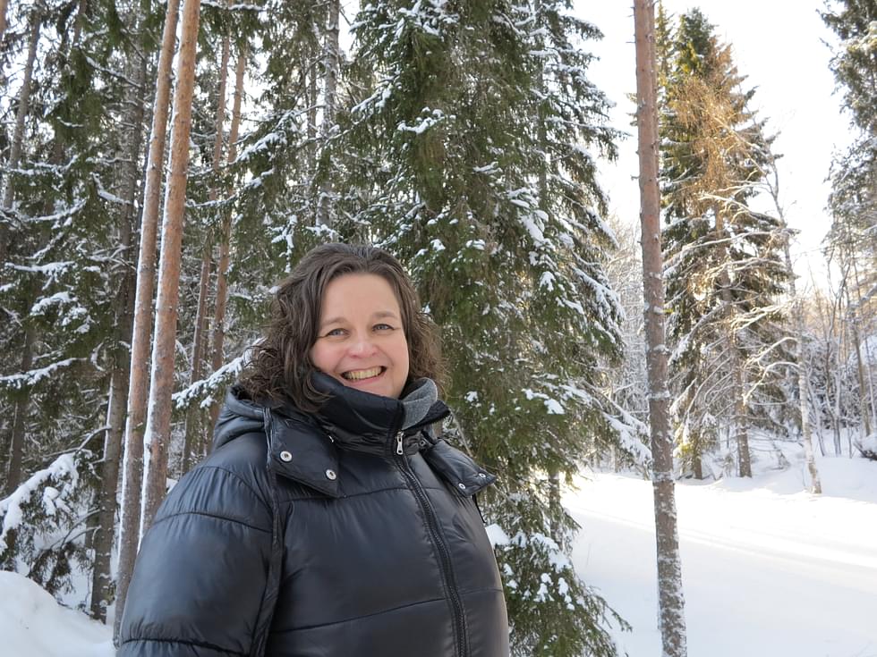 Marjo Vallius-Hyttinen suunnittelee yksityisen rahoituksen keräämistä Timitran hiihtokeskuksen maastoon rakennettavien kuntoportaiden osarahoittamiseksi.