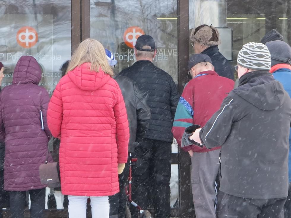 OP Pohjois-Karjan Lieksan konttori on auki ilman ajanvarausta keskiviikkoisin, jolloin asiakkaat jonottavat sinne.